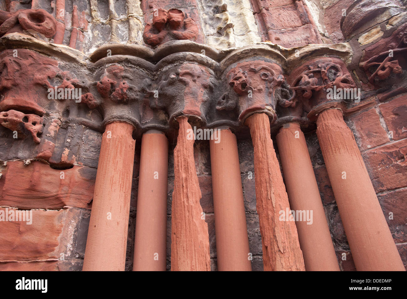 È decaduta e arenaria spiovente sulla facciata della chiesa di St Magnus Cathedral Kirkwall, Orkney REGNO UNITO Foto Stock