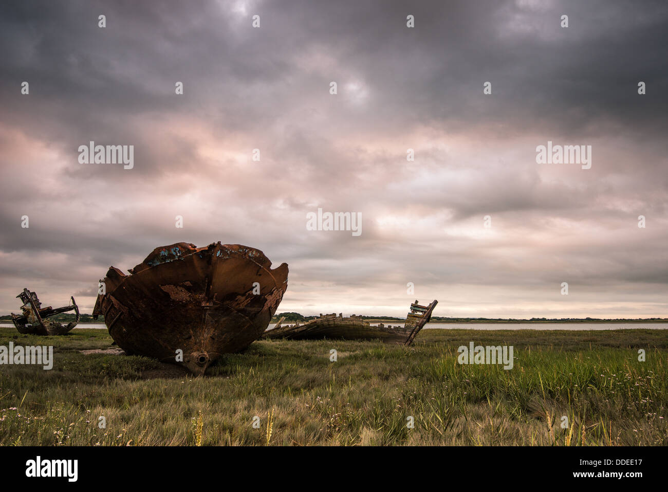 Un colpo di locale Wreckages in barca sul fiume Wyre in Fleetwood Lancashire Foto Stock