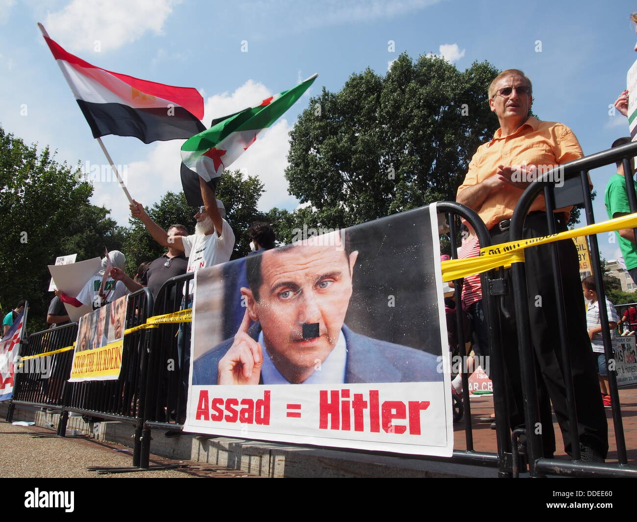 Onde il dimostratore entrambi egiziano e bandiere siriane ad un pro-guerra al rally di casa bianca a Washington DC, Agosto 31, 2013 Foto Stock