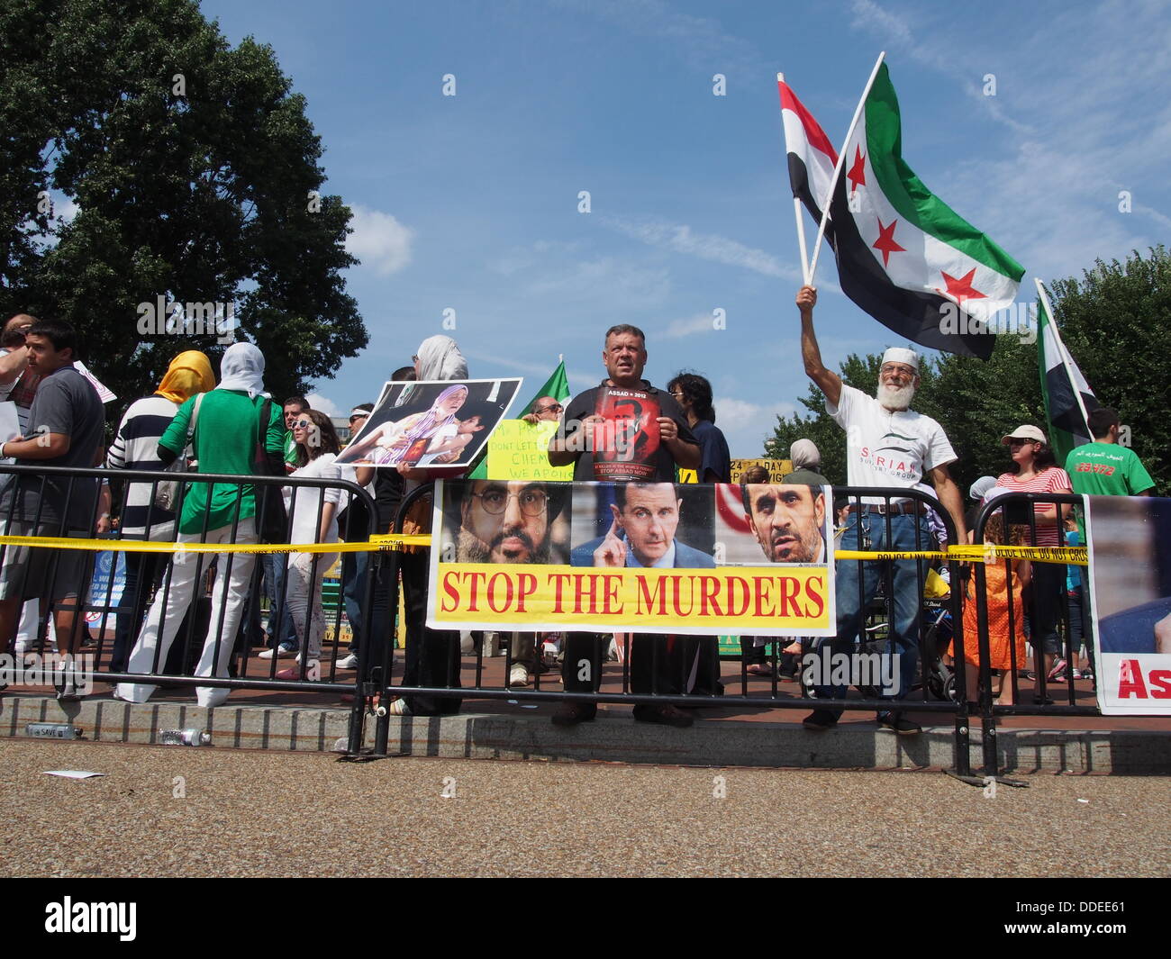 Onde il dimostratore entrambi egiziano e bandiere siriane ad un pro-guerra al rally di casa bianca a Washington DC, Agosto 31, 2013 Foto Stock