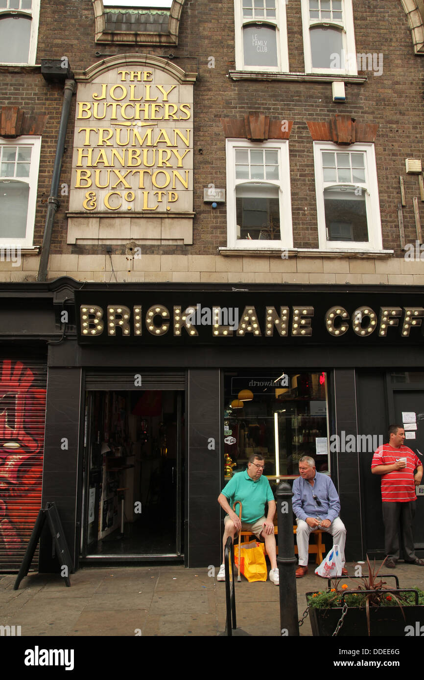 Londra, Regno Unito. 1 settembre 2013. Vedere le persone al di fuori del Brick Lane Coffee shop. Credito: David Mbiyu/ Alamy Live News Foto Stock