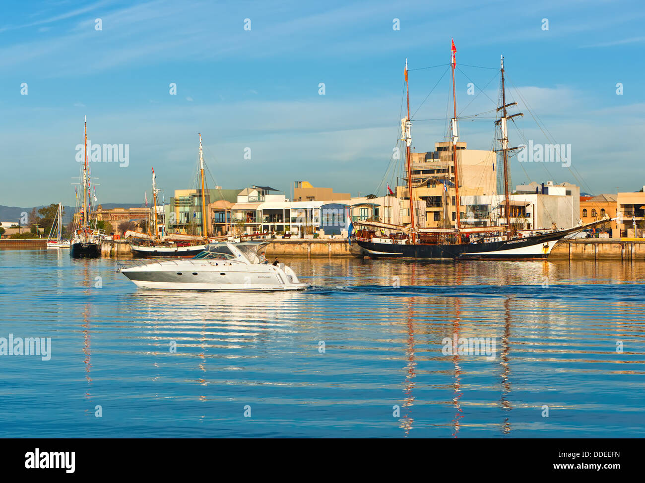 Cabina di alimentazione di crociera in barca lungo il fiume porta Port Adelaide Australia del Sud Foto Stock