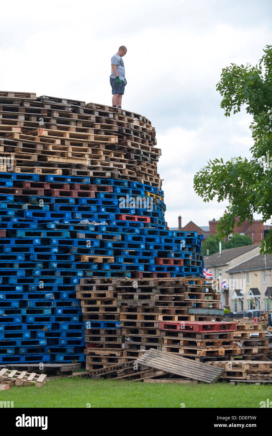 I protestanti costruire un falò per la undicesima notte per commemorare la battaglia del Boyne. A Belfast gli incendi fanno guai Foto Stock