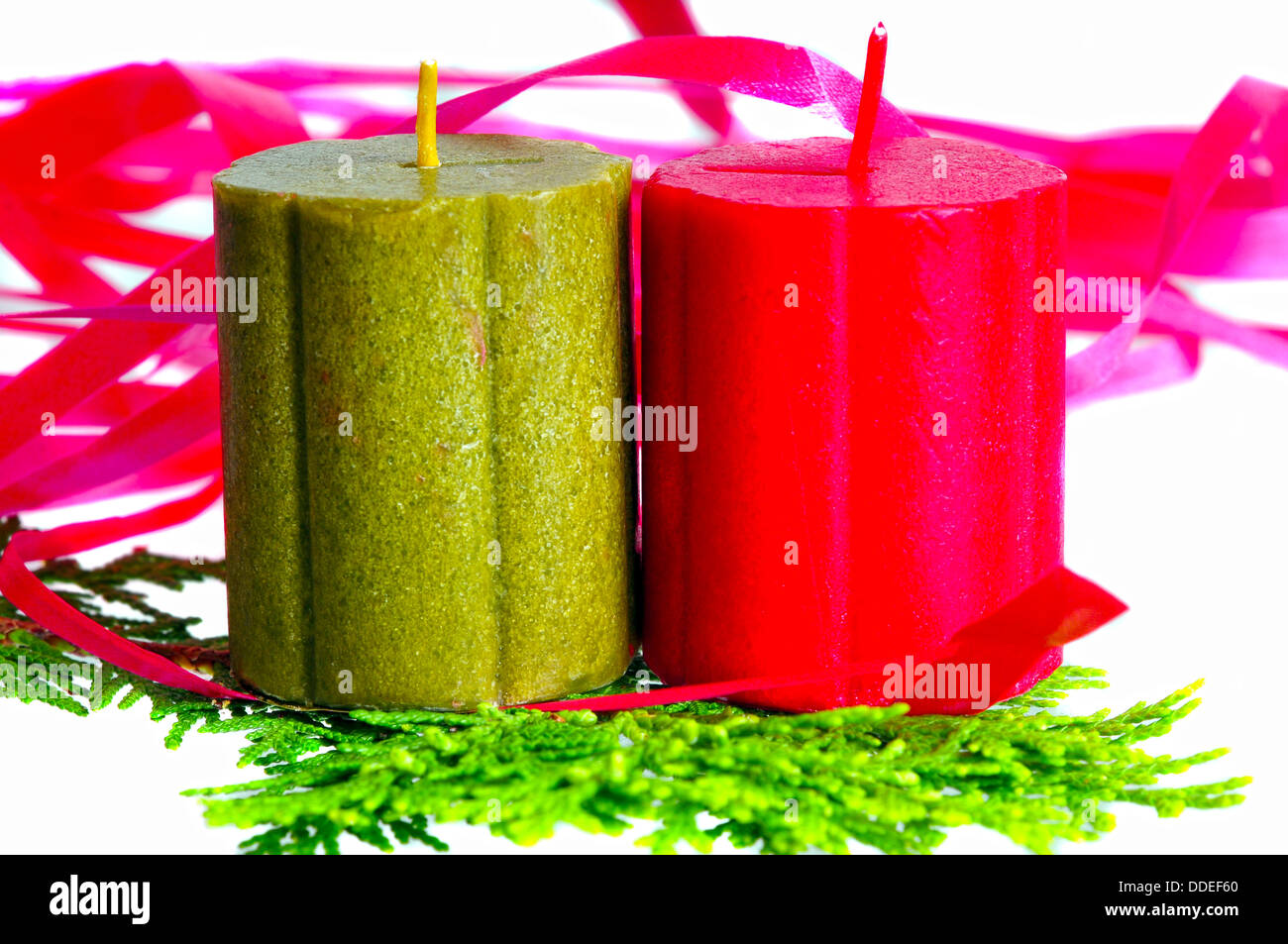 Natale candele su una foglia di cipressi con nastro decorativo Foto Stock