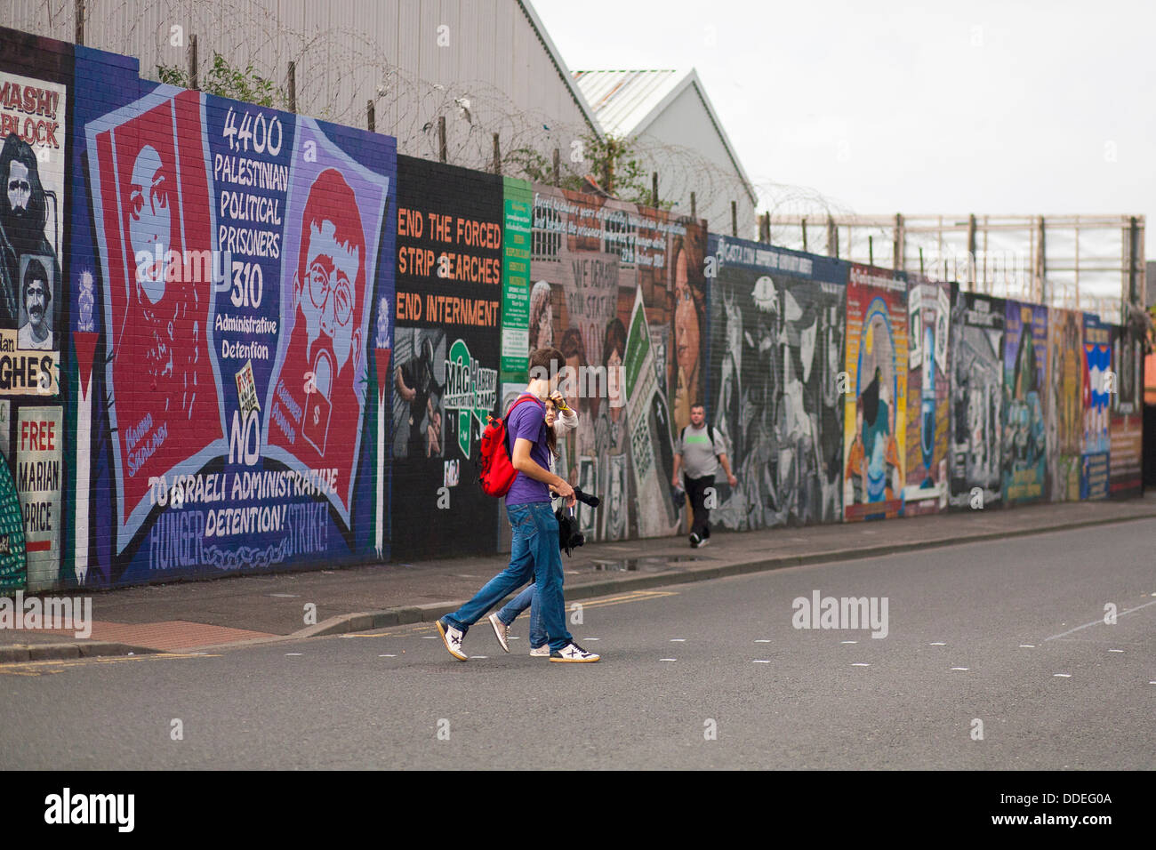 Murali politico colorfully dipinta su un muro a Belfast, Irlanda del Nord dove i turisti visita a scoprire la storia. Foto Stock