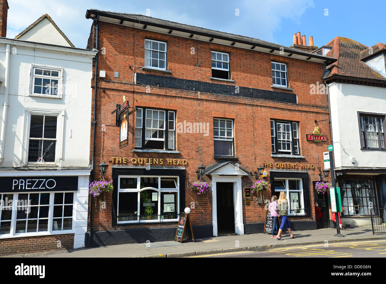 The Queens Head Pub, West Street, Farnham, Surrey, England, Regno Unito Foto Stock