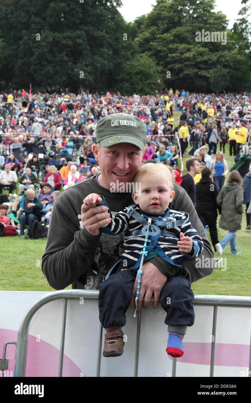 Un giovane fan presso Il Darley Park concerto, uno del Regno Unito più grande all'aperto concerti di musica classica. © Deborah Vernon/Alamy Live News Foto Stock