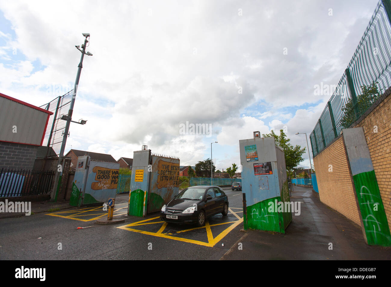 Le porte della parete di pace nella parte occidentale di Belfast mantenere i cattolici e i Protestanti da combattimenti e sono chiuse durante la notte in Foto Stock