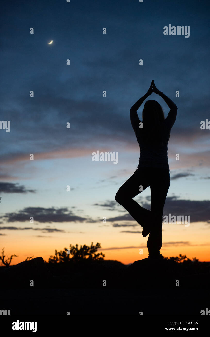 Donna fare Yoga posa al Grand Canyon Sunset Foto Stock