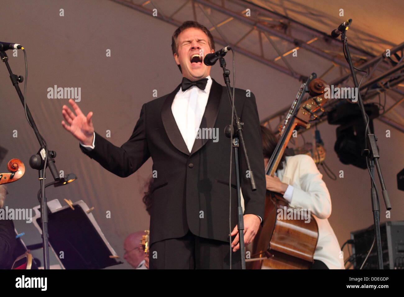 Il baritono, Grant Doyle suona presso il Darley Park musica classica concerto all'aperto, Derby, England, Regno Unito - Settembre Foto Stock