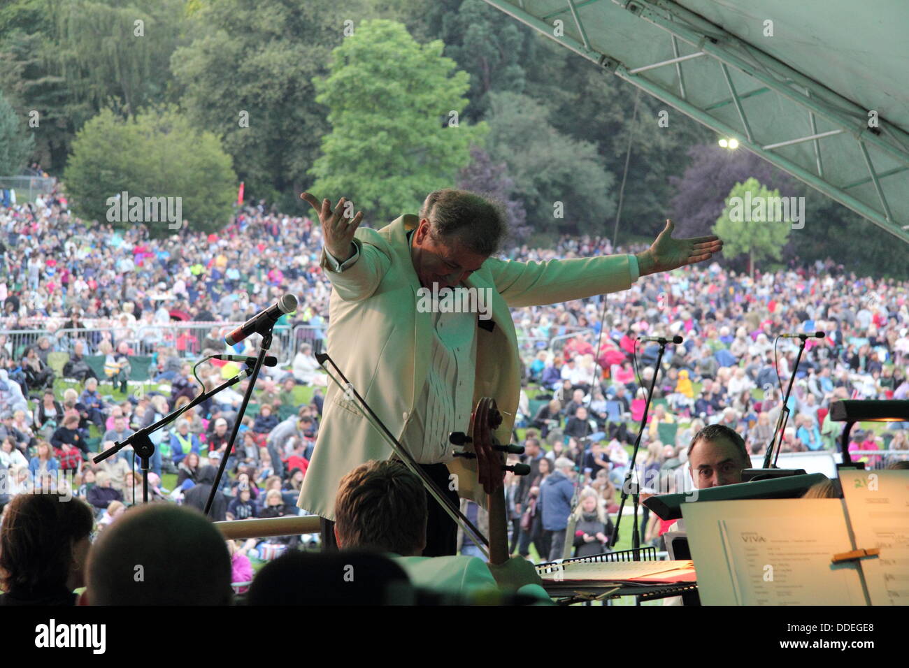 James Holmes conduce Viva Sinfonia Orchestra presso il Darley Park concerto;all'aperto un concerto di musica classica, Derby, Regno Unito Settembre Foto Stock