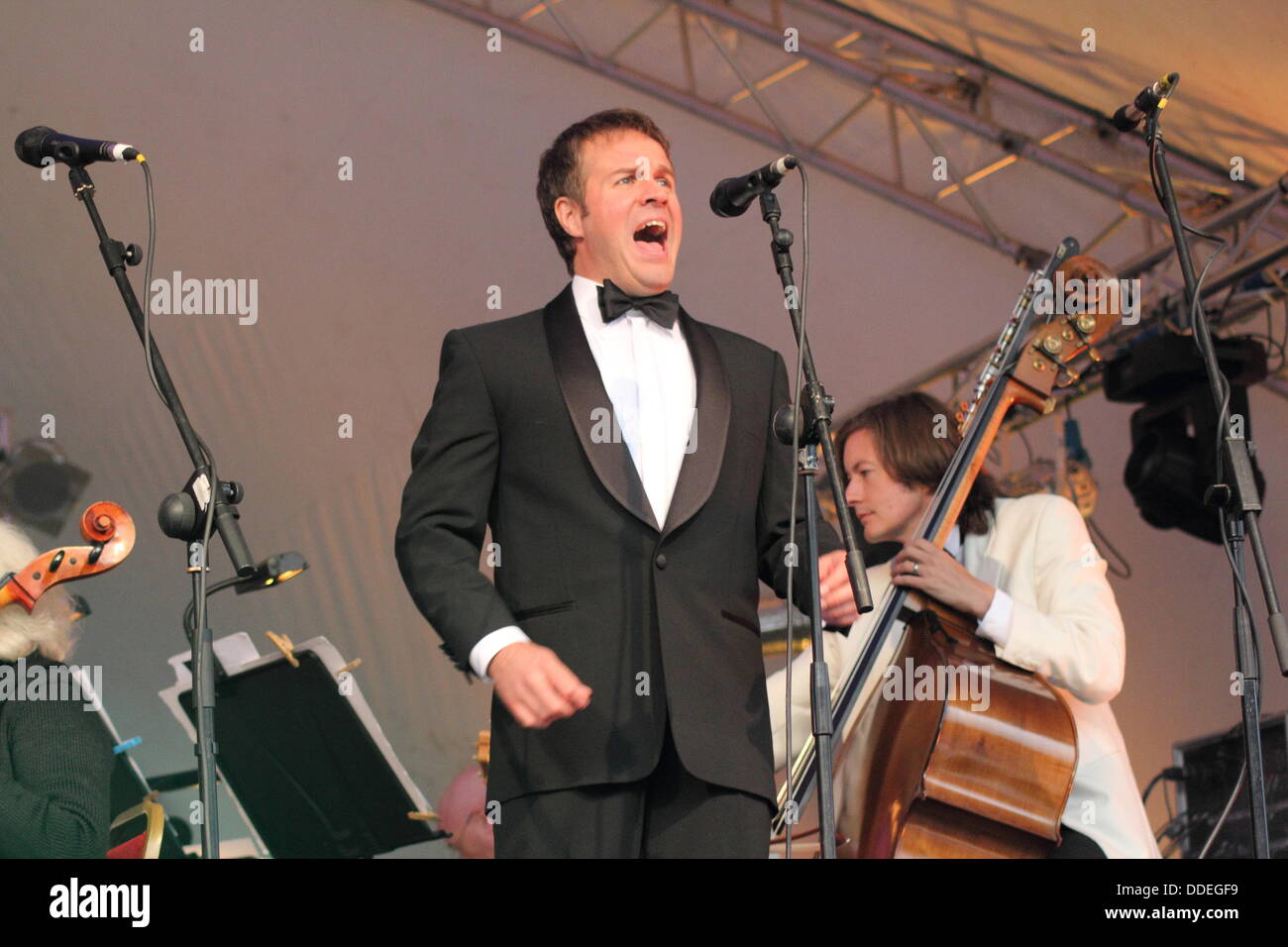 1 Sett 2013. Derby, Regno Unito. Premiato il baritono, Grant Doyle esegue con la Sinfonia Viva orchestra presso il Darley Park concerto. Presentato da Derby vivere in un rapporto di partenariato con le East Midlands Sinfonia Orchestra Viva, Classic FM e Rolls Royce, Il Darley Park concerto è uno del Regno Unito più grande all'aperto concerti di musica classica. © Deborah Vernon/Alamy Live News Foto Stock