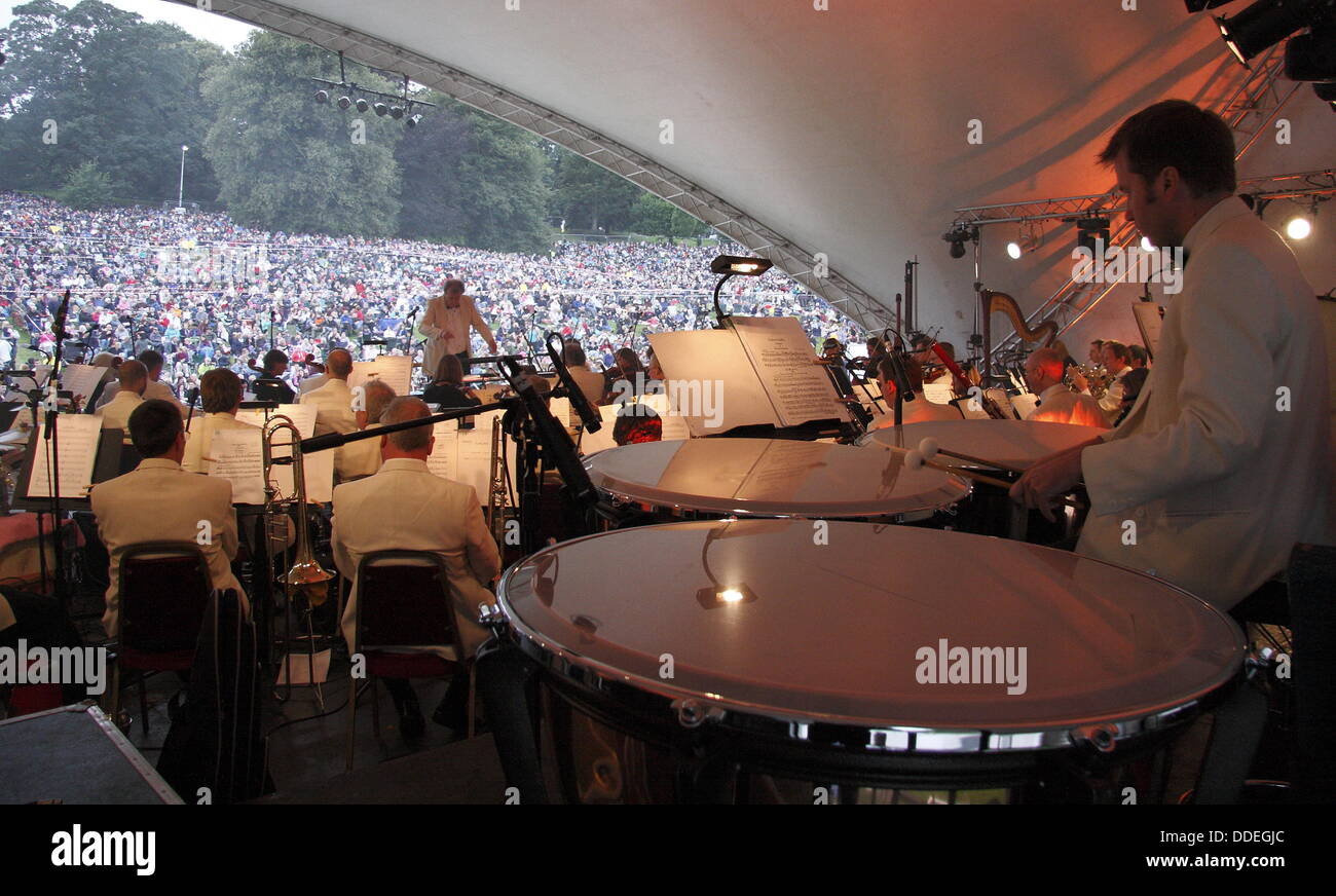 Derby, Regno Unito. Il 1° settembre 2013.James Holmes conduce Viva Sinfonia Orchestra presso il Darley Park concerto. Presentato da Derby vivere in un rapporto di partenariato con le East Midlands Sinfonia Orchestra Viva, Classic FM e Rolls Royce, Il Darley Park concerto è uno del Regno Unito più grande all'aperto concerti di musica classica. © Matthew Taylor/Alamy Live News Foto Stock