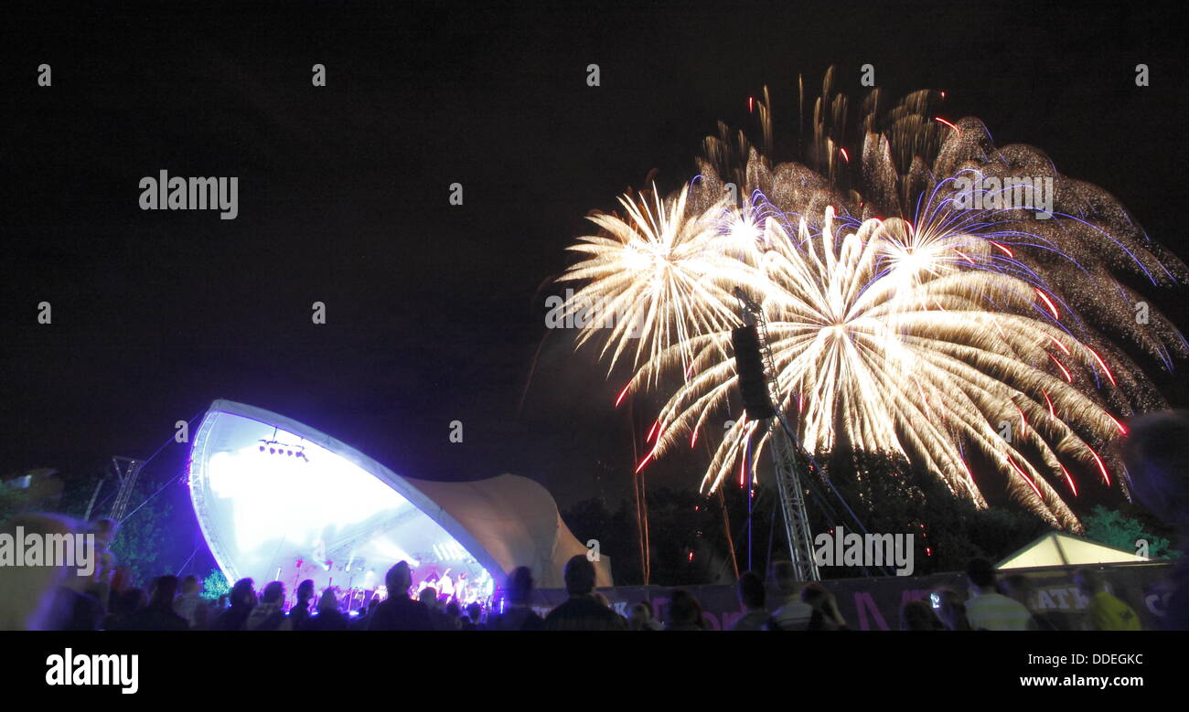Derby, Regno Unito. Il 1° settembre 2013.Il Darley Park concerto finale di fuochi d'artificio. Presentato da Derby vivere in un rapporto di partenariato con le East Midlands Sinfonia Orchestra Viva, Classic FM e Rolls Royce, Il Darley Park concerto è uno del Regno Unito più grande all'aperto concerti di musica classica. © Matthew Taylor/Alamy Live News Foto Stock