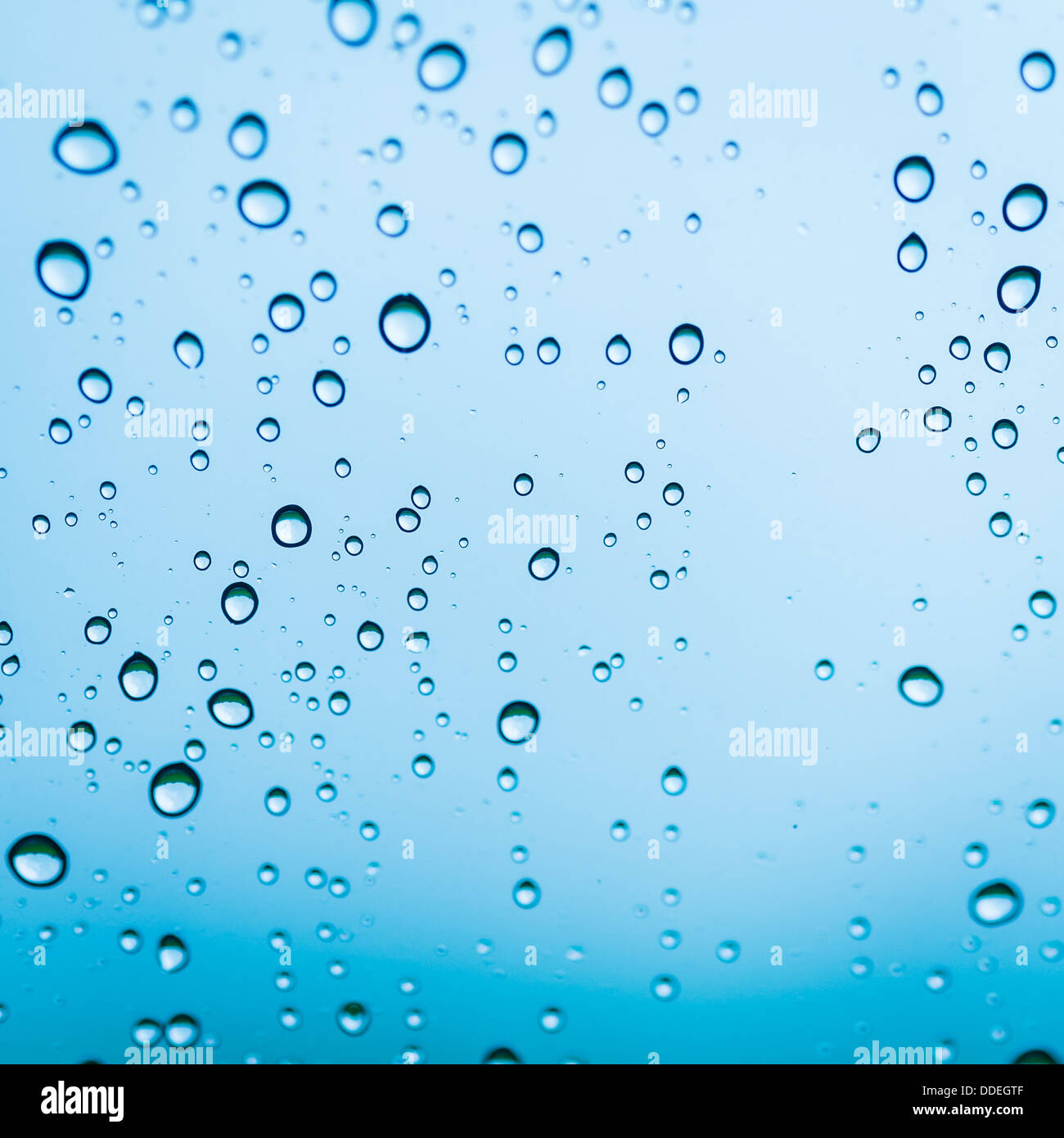 Sfondo di gocce di acqua sul vetro di colore blu Foto Stock