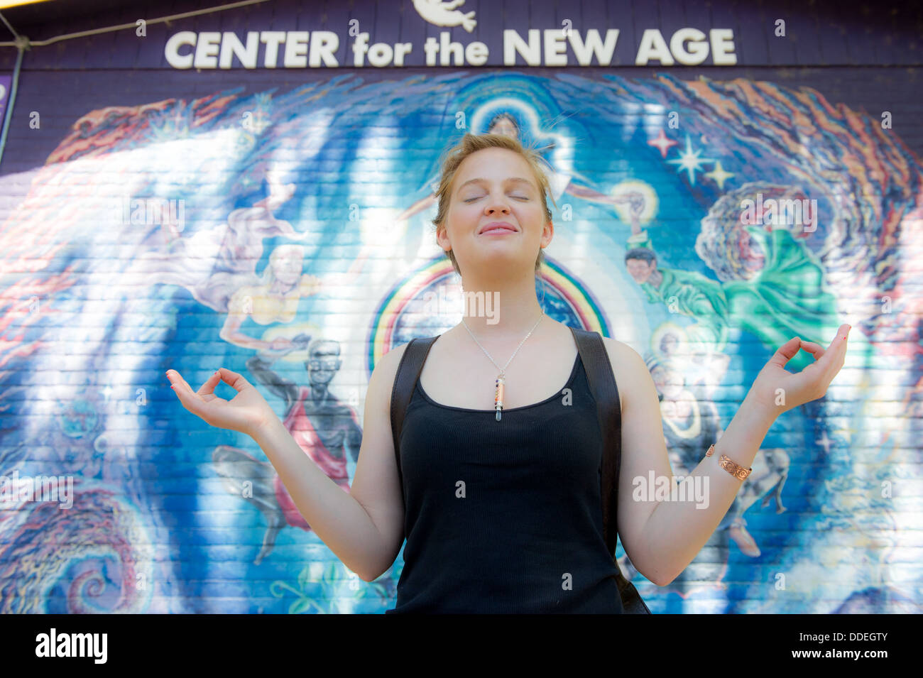 Donna meditando infront di Centro per la nuova età Poster Sedona, in Arizona Foto Stock