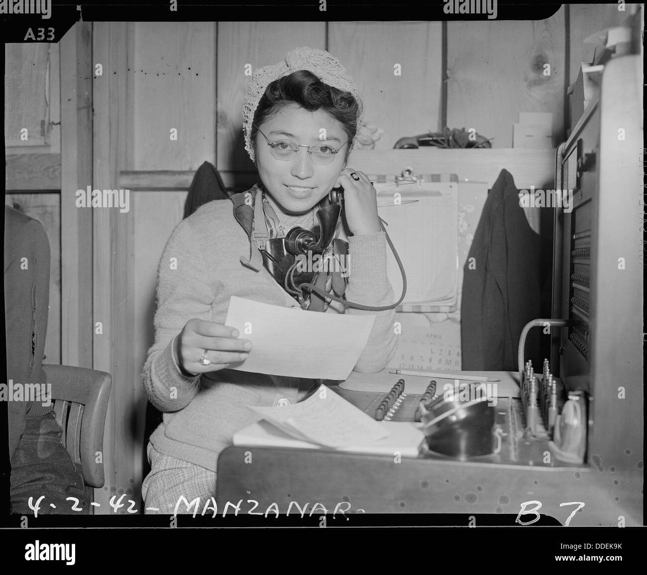 I lavoratori del Manzanar Relocation Center in California sono mostrati svolgere vari compiti, riflettendo le opportunità e il lavoro a disposizione degli internati durante la loro incarcerazione. Foto Stock