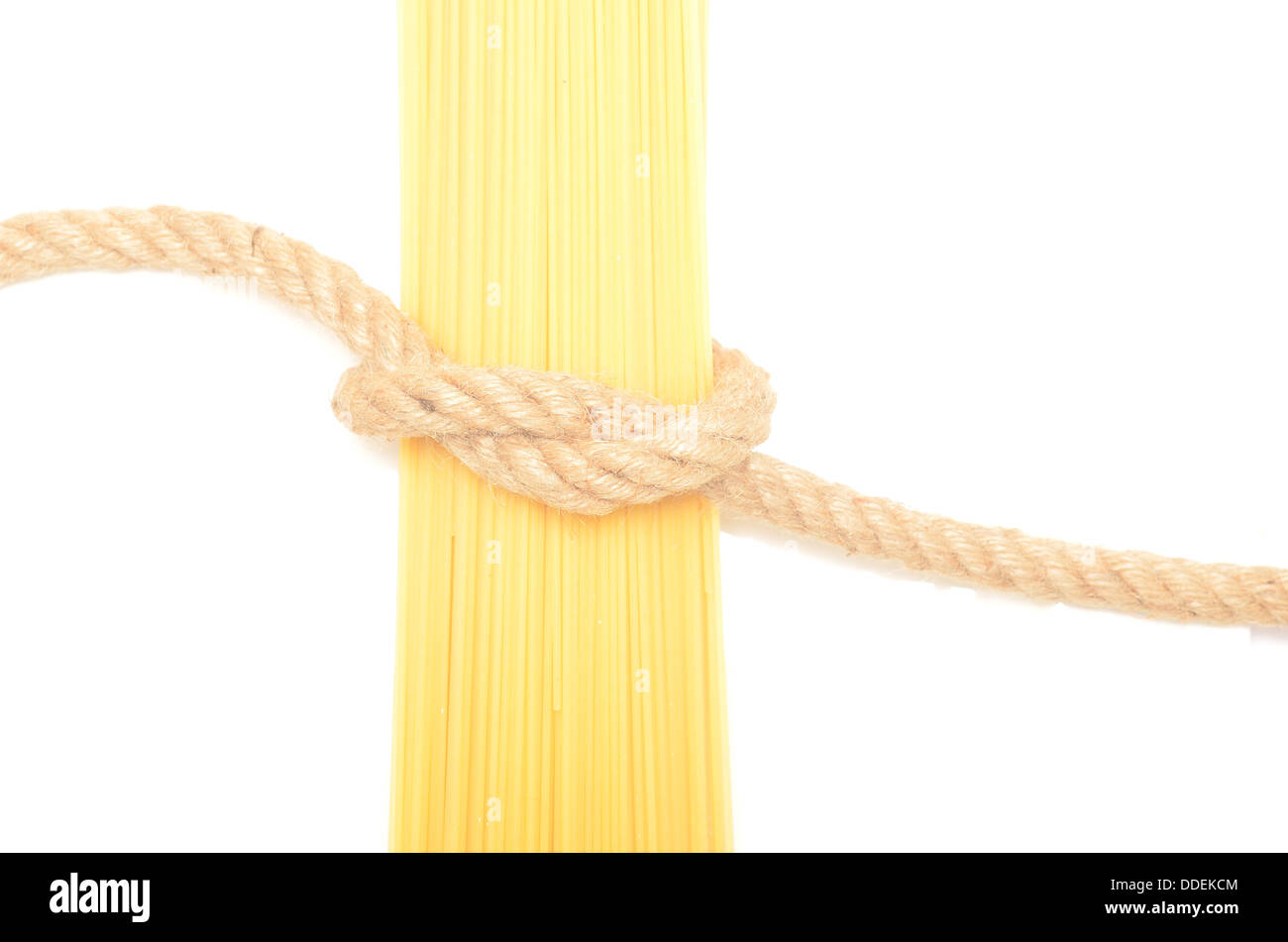 Spaghetti isolato su uno sfondo bianco Foto Stock