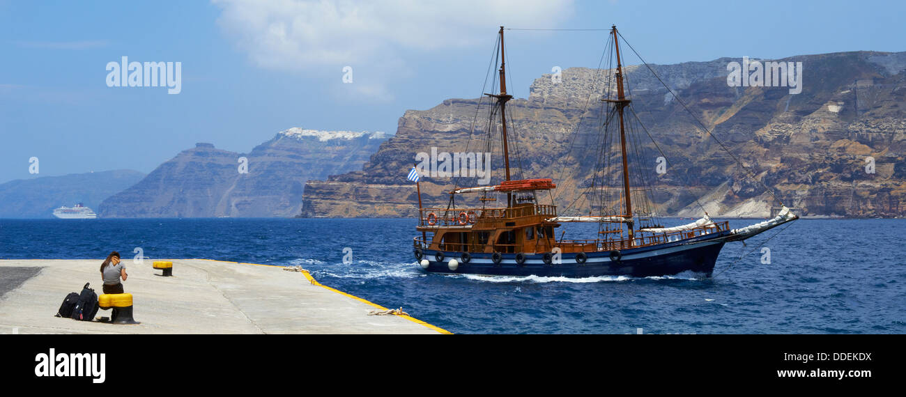 Grecia CICLADI Santorini Island, porto per traghetti di Athinios Foto Stock