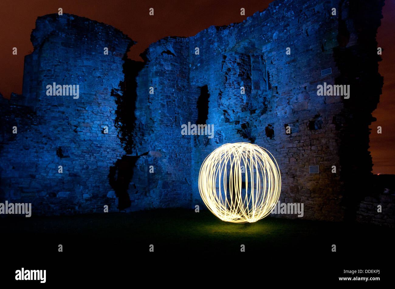 Sfera di luce in rovine del castello Foto Stock