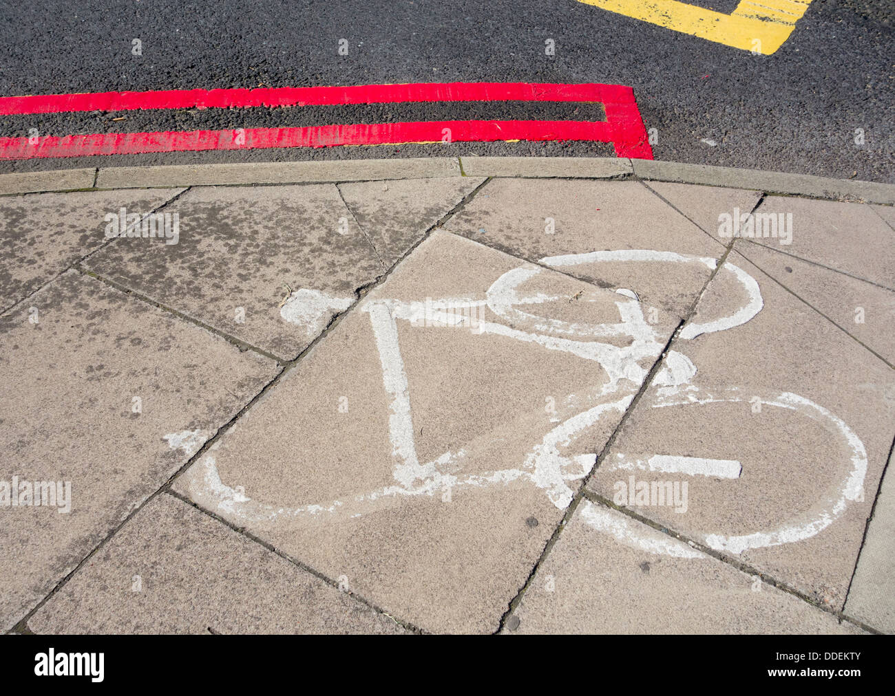 Doppie linee rosse vicino alla pista ciclabile in entrata in ospedale Foto Stock