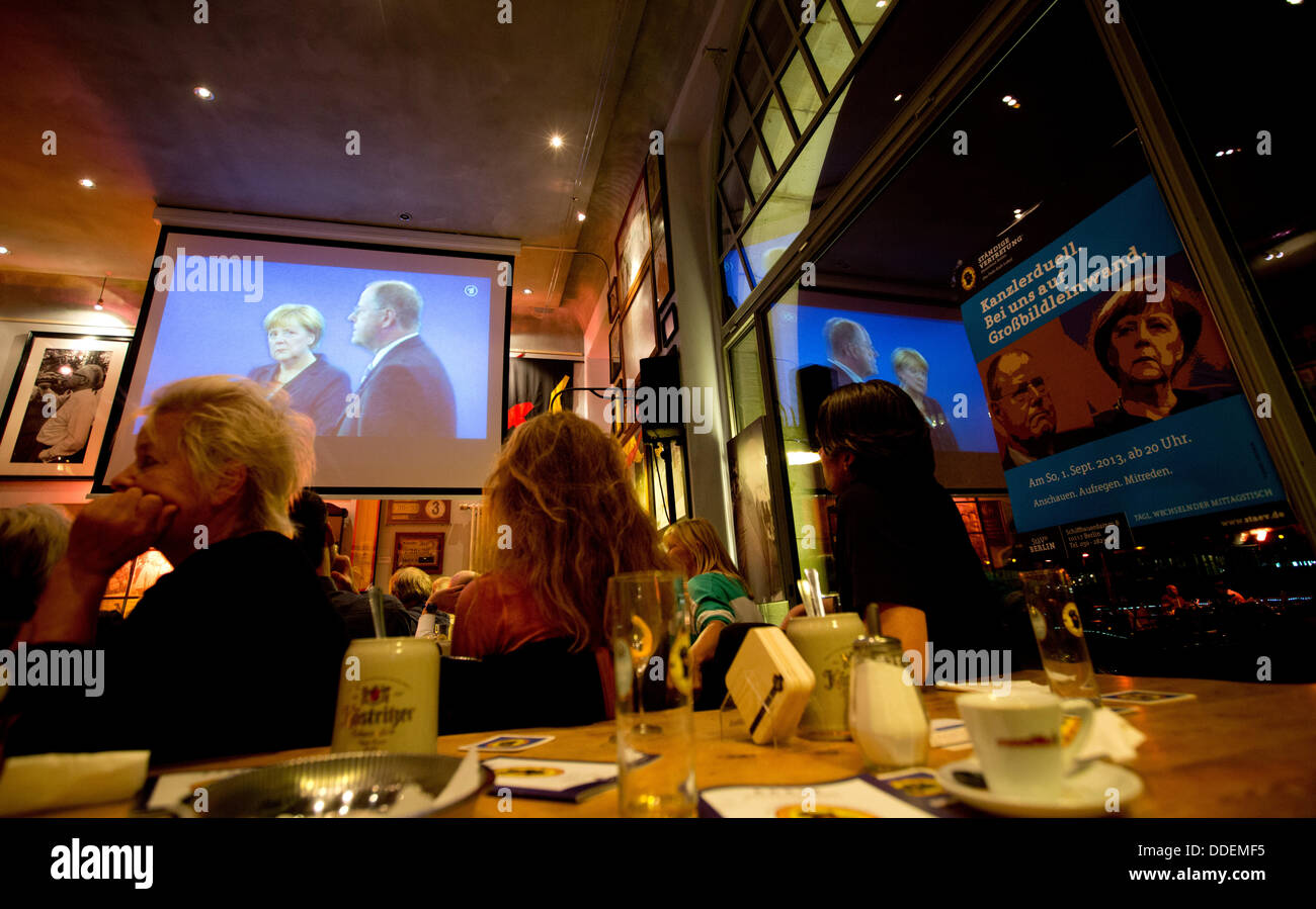 Berlino, Germania. 01 Sep, 2013. Gli ospiti guardare la TV solo dibattito elettorale tra il cancelliere tedesco Angela Merkel (CDU) e SPD cancelliere Steinbrueck candidato nel ristorante 'Staendige Vertretung" di Berlino, Germania, 01 settembre 2013. Foto: KAY NIETFELD/dpa/Alamy Live News Foto Stock