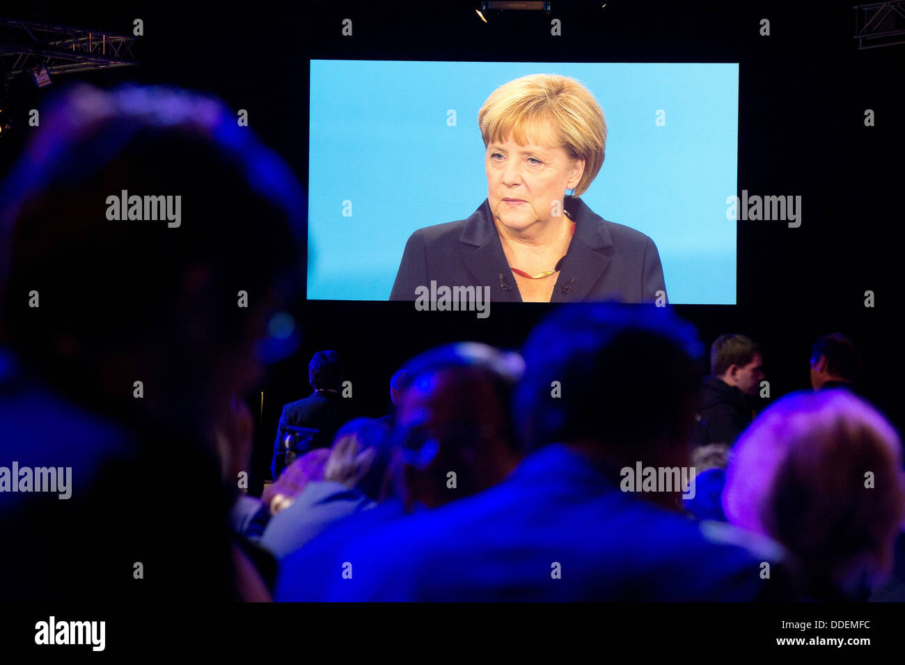 Berlin-Adlershof, Germania. 01 Sep, 2013. Gli ospiti guardare la TV solo dibattito elettorale tra il cancelliere tedesco Angela Merkel (CDU) e il Partito Socialdemocratico top candidato Peer Steinbrueck presso lo studio televisivo di Berlin-Adlershof, Germania, 01 settembre 2013. Foto: MAURIZIO GAMBARINI/dpa/Alamy Live News Foto Stock