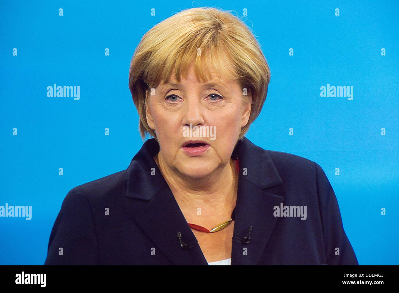 Berlin-Adlershof, Germania. 01 Sep, 2013. (SCREENSHOT) Gli ospiti guardare la TV solo dibattito elettorale tra il cancelliere tedesco Angela Merkel (CDU) e il Partito Socialdemocratico top candidato Peer Steinbrueck presso lo studio televisivo di Berlin-Adlershof, Germania, 01 settembre 2013. Foto: MAURIZIO GAMBARINI/dpa/Alamy Live News Foto Stock