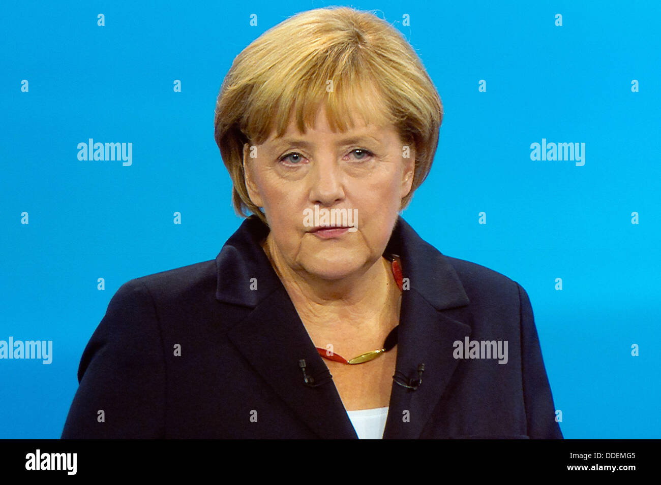 Berlin-Adlershof, Germania. 01 Sep, 2013. (SCREENSHOT) Gli ospiti guardare la TV solo dibattito elettorale tra il cancelliere tedesco Angela Merkel (CDU) e il Partito Socialdemocratico top candidato Peer Steinbrueck presso lo studio televisivo di Berlin-Adlershof, Germania, 01 settembre 2013. Foto: MAURIZIO GAMBARINI/dpa/Alamy Live News Foto Stock