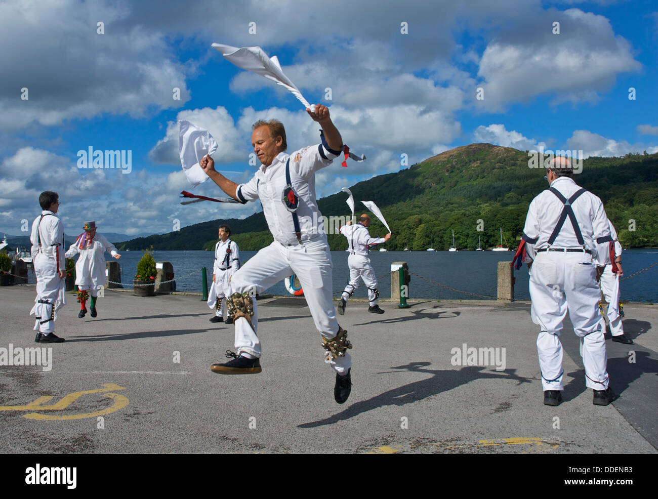 I membri dell'American viaggiare Morrice dancing a Lakeside, Lago di Windermere, Lake District Parco Nat, Cumbria, England Regno Unito Foto Stock