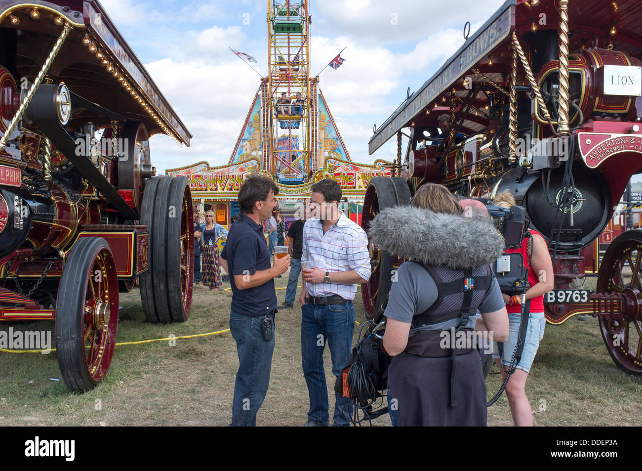 Troupe televisive con Matt Baker al grande Dorset Fiera a vapore Foto Stock Troupe televisive con Matt Baker al grande Dorset Fiera a vapore Foto Stock