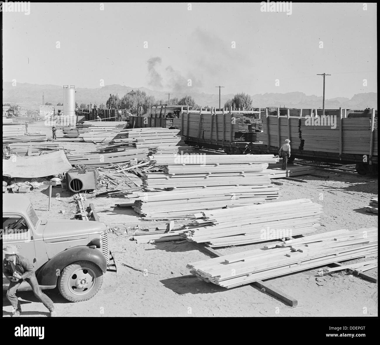 Poston, Arizona. Caricamento di legname per l'uso nella costruzione di caserme per sfollati di giapponese un . . . 536319 Foto Stock