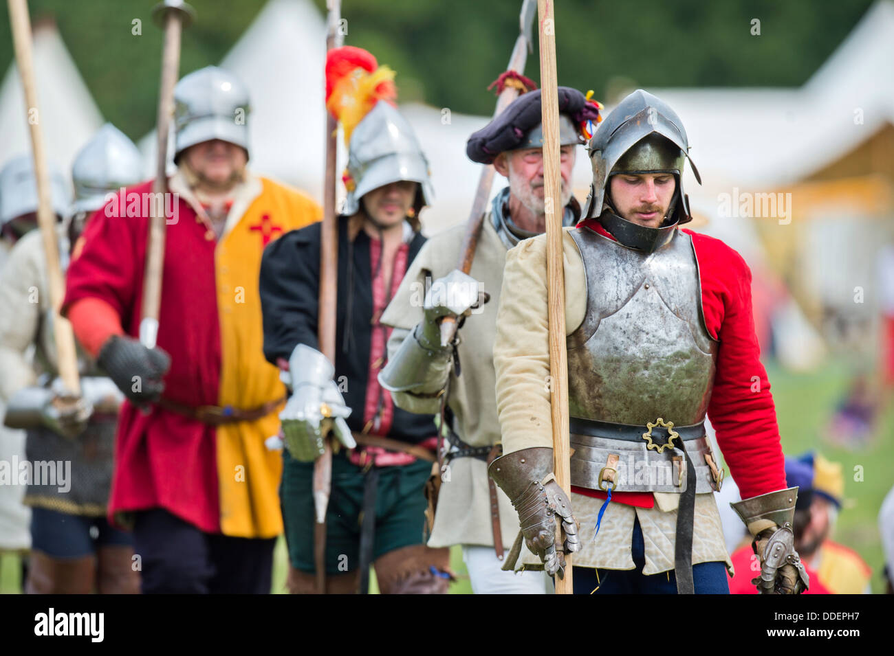 Il 'Berkeley Skirmish' medieval rievocazioni a Berkeley Castle vicino a Gloucester dove il cinquecentesimo anniversario della battaglia di F Foto Stock