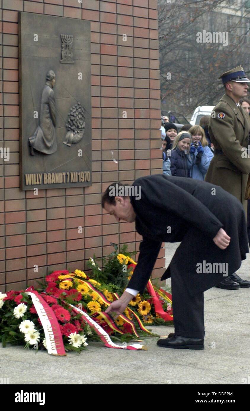 Il cancelliere tedesco Gerhard Schröder (SPD) stabilisce una corona il 6 dicembre nel 2000 presso il monumento ricordando Willy Brandt la genuflessione di Varsavia trenta anni fa. Foto Stock