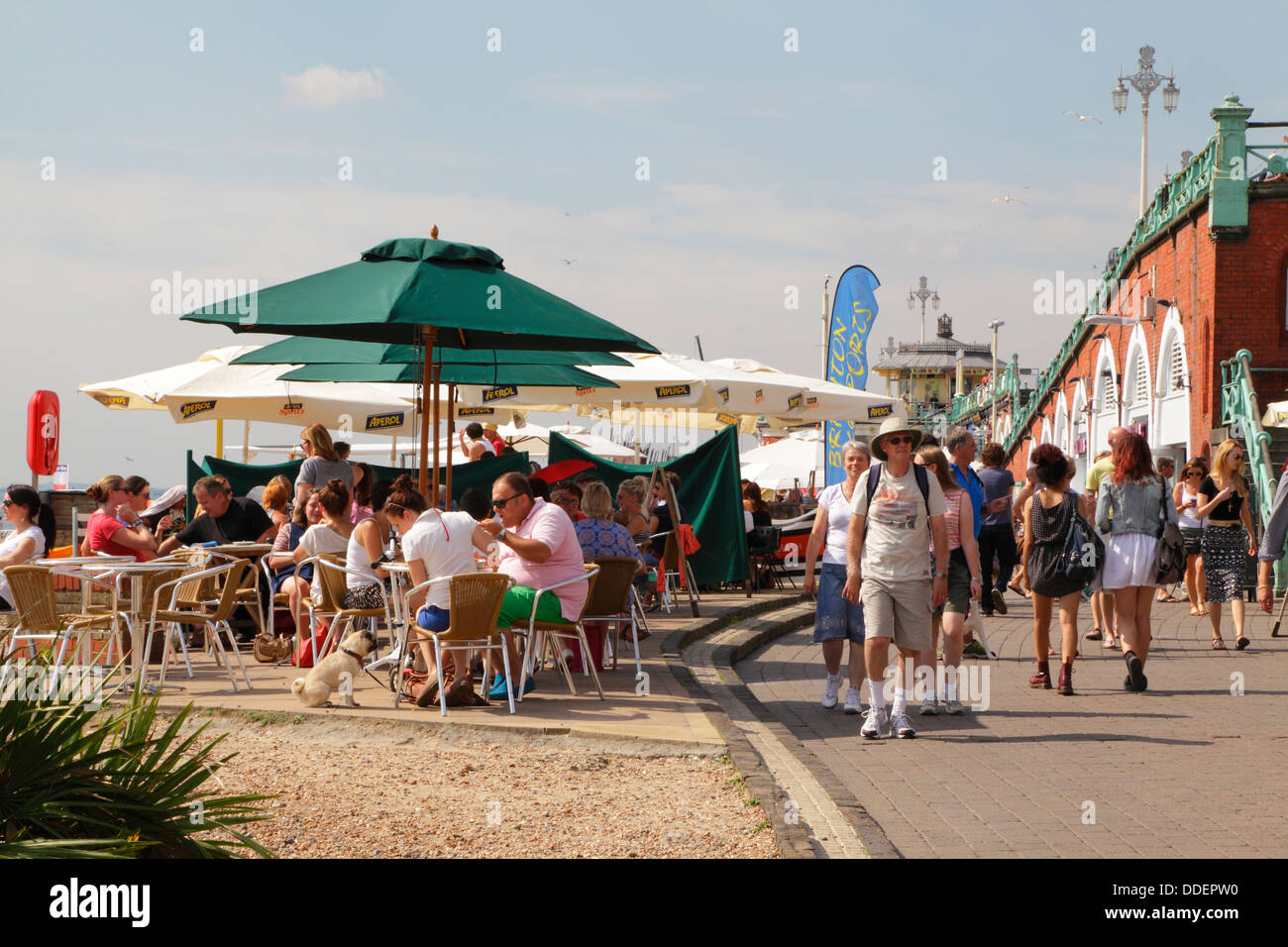 Caffè e persone sul lungomare di Brighton beach e dal lungomare East Sussex England Regno Unito Foto Stock