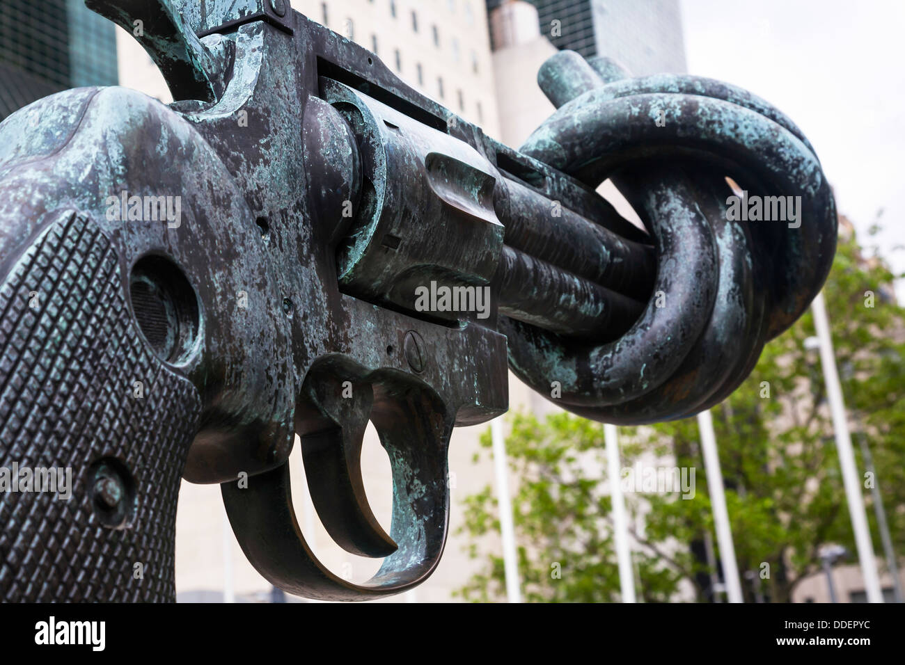 Dettaglio colpo di pistola annodato scultura da Carl Fredrick Reutersward, il palazzo delle Nazioni Unite, Manhattan NYC, Stati Uniti d'America. Foto Stock
