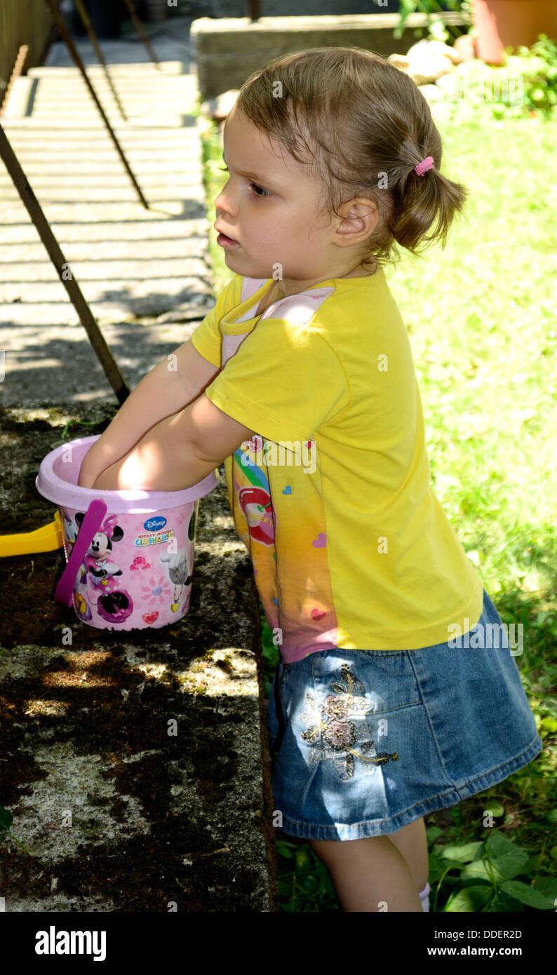 Bambina giocando nel soleggiato parco Foto Stock