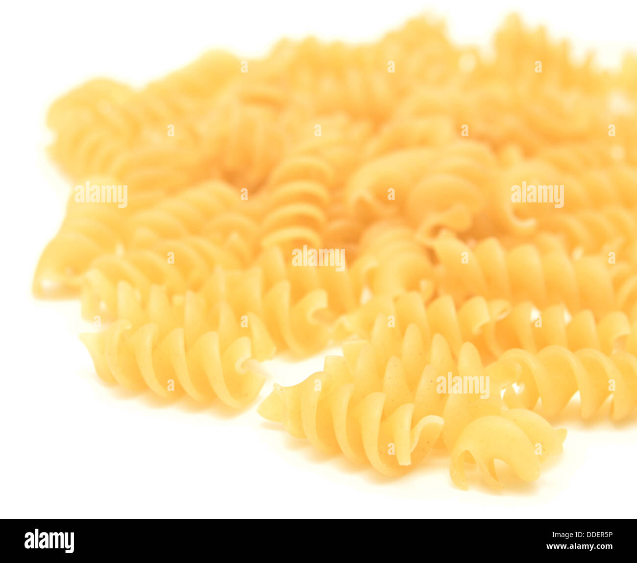 La pasta grezza isolato su bianco (A spirale) Foto Stock