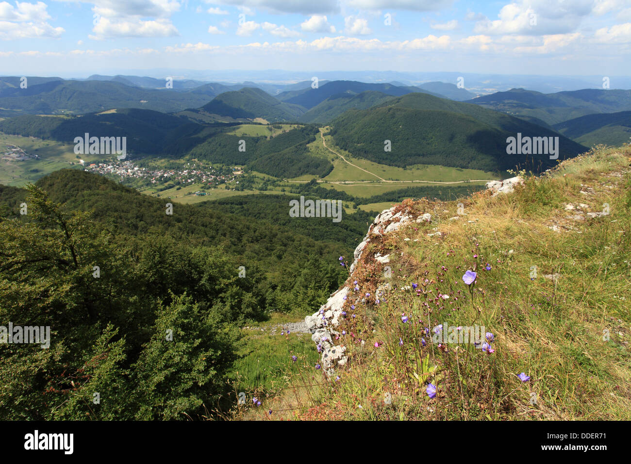 Vista del villaggio Zliechov dal picco Strazov, Strazovske vrchy, Slovacchia. Foto Stock