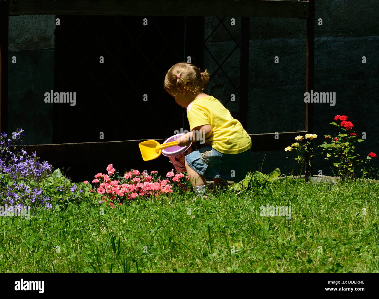 Bambina giocando nel soleggiato parco Foto Stock
