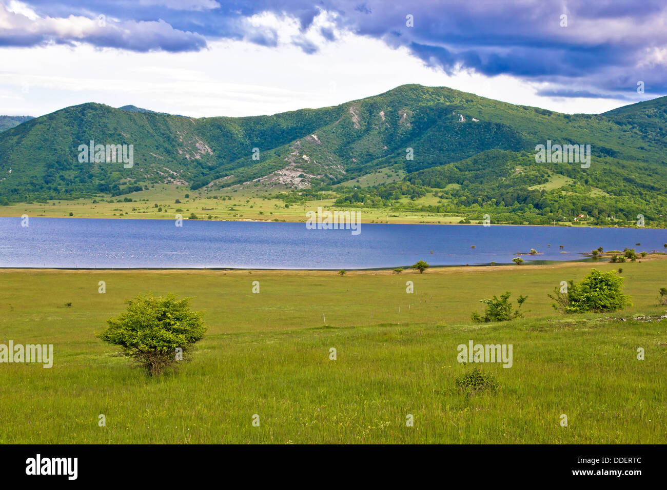 Regione di Lika paesaggio montano e lacustre, Croazia Foto Stock