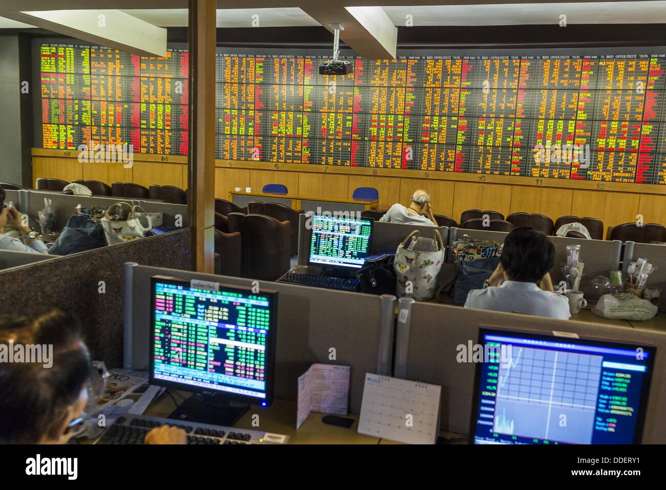 Bangkok, Tailandia. 2 Sep, 2013. La gente guarda le variazioni in tempo reale il Thai stock market sullo stock ticker in Asia più titoli nella sede centrale di Bangkok. Il Thai il mercato azionario è diminuito più del 20% dal suo 2013 alta come dati come la Tailandia è entrato in una fase di recessione nel secondo trimestre. Gli investitori stranieri hanno venduto più di 1 miliardo di dollari di azioni locali questo mese tra i segni di rallentamento della crescita economica regionale e le speculazioni che U.S. Credito: ZUMA Press, Inc./Alamy Live News Foto Stock