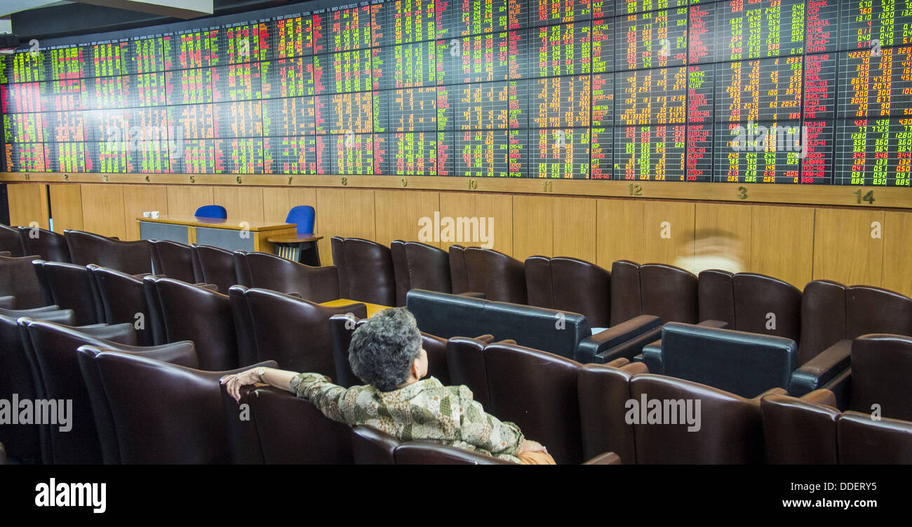 Bangkok, Tailandia. 2 Sep, 2013. Una donna orologi le variazioni in tempo reale il Thai stock market sullo stock ticker in Asia più titoli nella sede centrale di Bangkok. Il Thai il mercato azionario è diminuito più del 20% dal suo 2013 alta come dati come la Tailandia è entrato in una fase di recessione nel secondo trimestre. Gli investitori stranieri hanno venduto più di 1 miliardo di dollari di azioni locali questo mese tra i segni di rallentamento della crescita economica regionale e le speculazioni che U.S. Credito: ZUMA Press, Inc./Alamy Live News Foto Stock