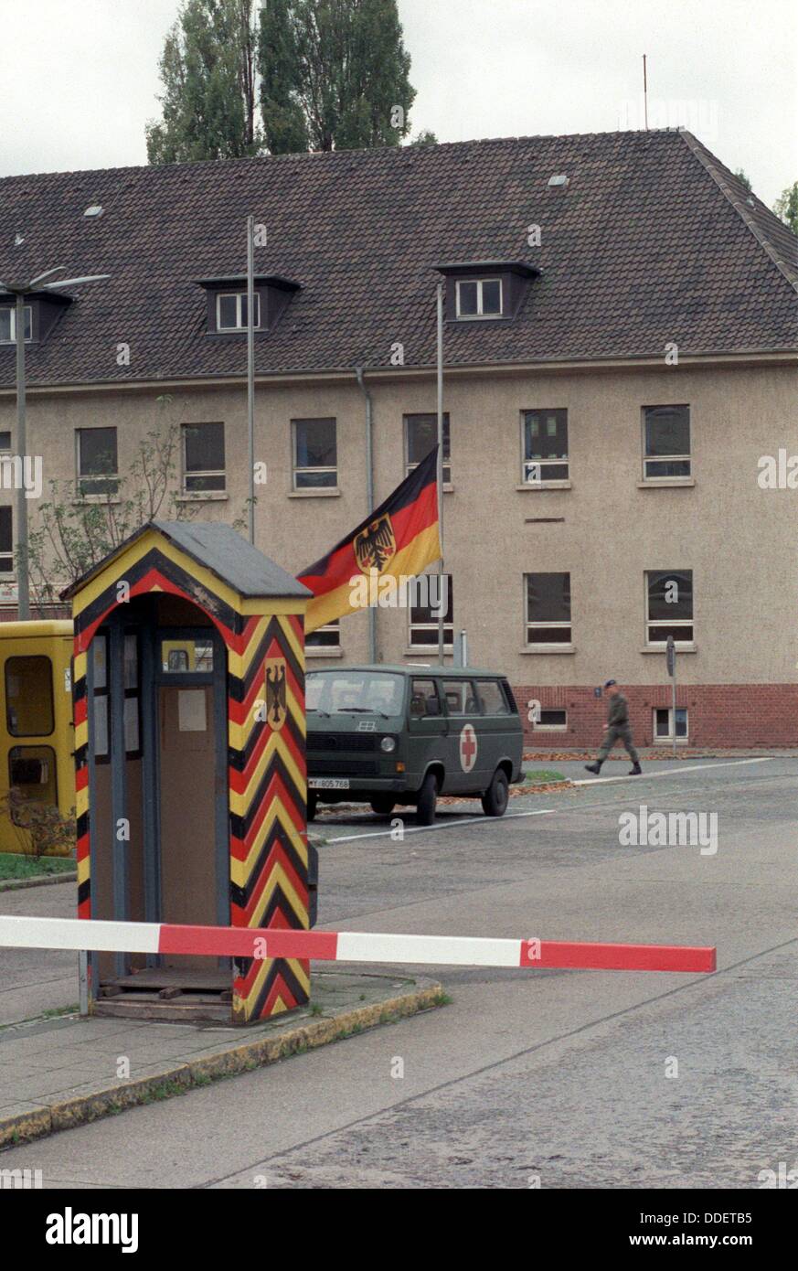 Il tedesco della piana in corrispondenza halfmast a Hildesheim. Soldato tedesco Alexander Arndt è stato girato a Phnom Penh durante la sua missione delle Nazioni Unite in Cambogia il 14 di ottobre del 1993. Foto Stock