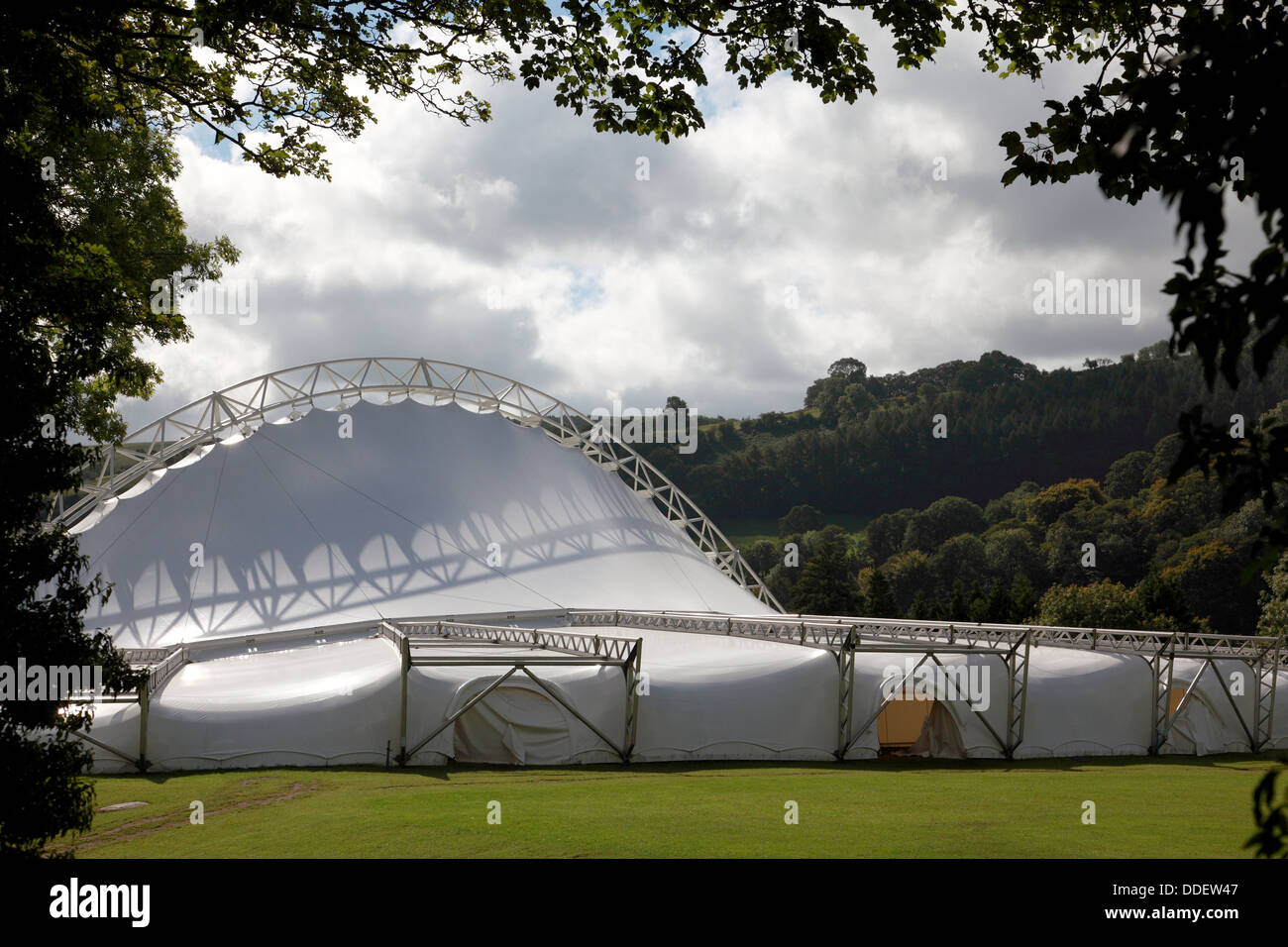 Il Royal International pavilion di Llangollen, un multi purpose venue, utilizzato per l'annuale internazionale di Eisteddfod musicale Foto Stock