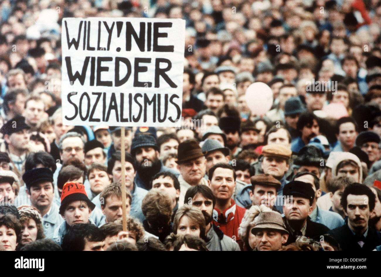 Spettatori tenere un banner di lettura "Willy! Non più il Socialismo!" come socialdemocratici tedeschi (SPD) presidente onorario Willy Brandt offre un discorso durante la campagna elettorale della RDT il DOCUP a Erfurt, Germania, 03 marzo 1990. Il 18 marzo 1990 la RDT tenuto le prime elezioni libere dopo la caduta del muro nel novembre 1989 e la cancellazione della RDT il partito della SED UNICO rivendicazione per la leadership dalla legge di base al 01 dicembre 1990. Foto Stock