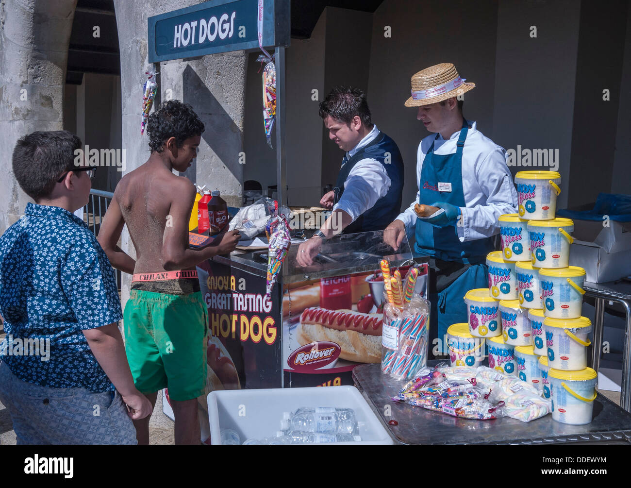 Hot Dog stallo, giovani clienti viene servita, Bournemouth Dorset, Inghilterra, Regno Unito. Foto Stock