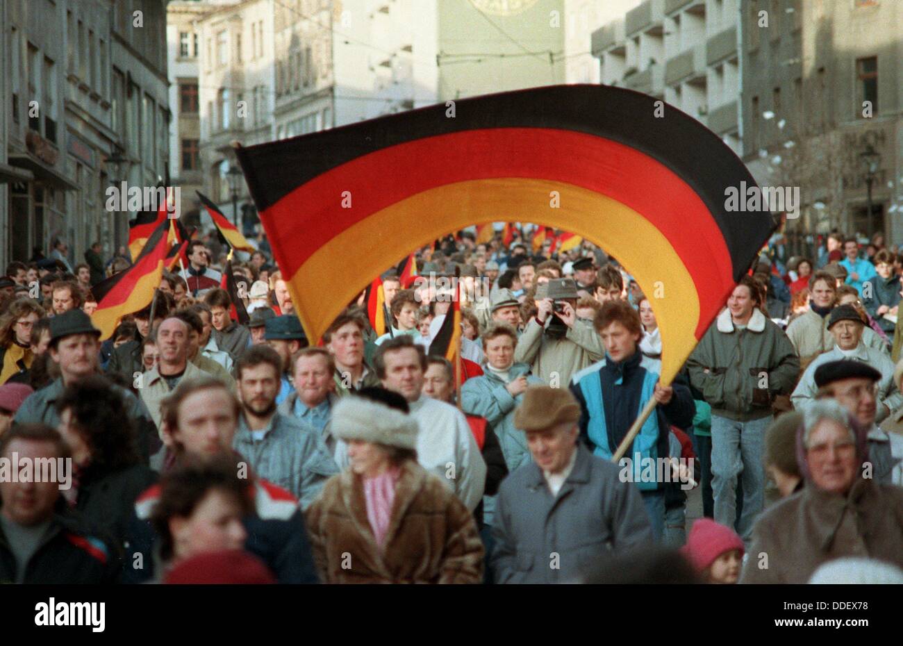 Numerose tedesco bandiere catturate durante le dimostrazioni per la riunificazione German-German in Plauen, DDR, 27 gennaio 1990. Prima che il regime SED era crollato rapidamente. Rdt aveva aperto le frontiere per il 09 novembre 1989. Solo un anno dopo il 03 ottobre 1990, i cittadini tedeschi sono stati riuniti di nuovo in uno Stato sovrano, 45 anni dopo la fine della Seconda Guerra Mondiale. Foto Stock