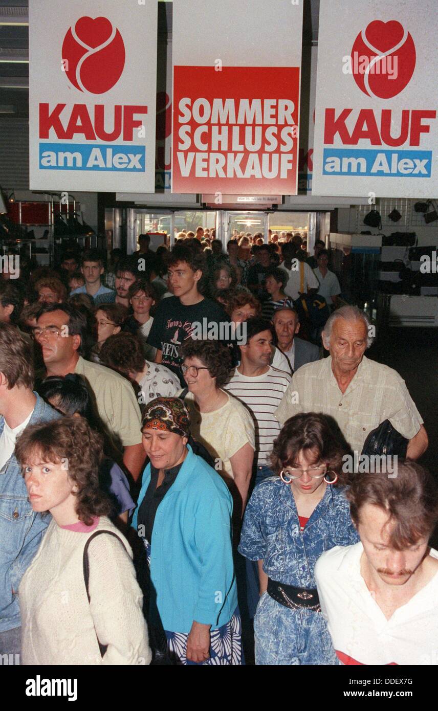 I clienti push nel Centrum Shopping Mall a Berlino Est per partecipare al primo summer vendita nella RDT, fotografato il 30 di luglio del 1990. Foto Stock