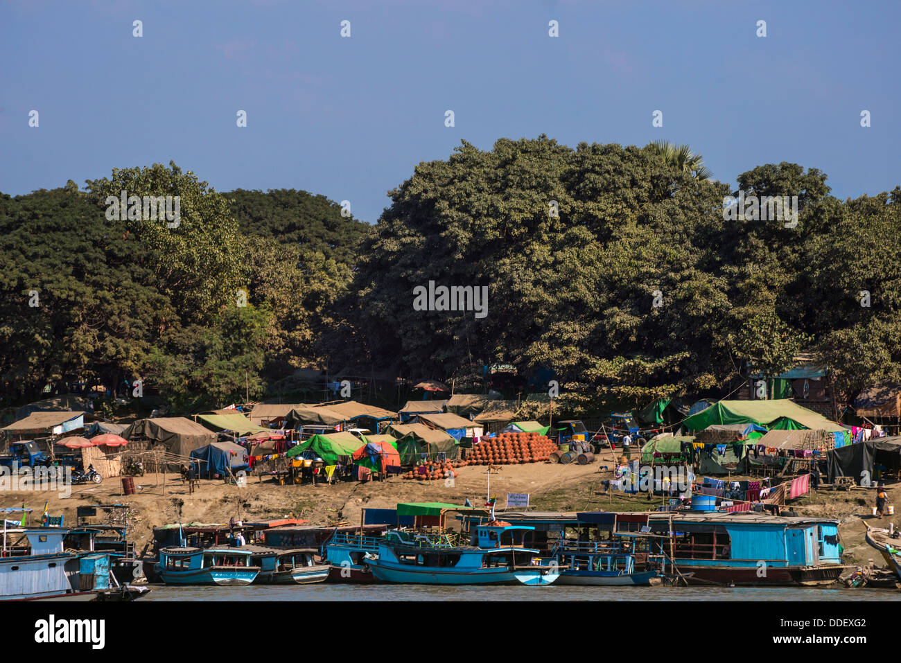 Vista panoramica di un mercato e di barche lungo il fiume Irrawaddy in Myanmar Foto Stock